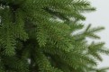 Gałązki choinki sztucznej z polietylenu PE. Choinka sztuczna Świerk Naturalny 100% PE 250 cm. Choinka sztuczna jak Żywa. Zdjęcie przedstawia zbliżenie gałązek pe, które wyglądają jak naturalne. Ujęcie szóste z galerii gałązek.