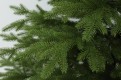 Gałązki choinki sztucznej z polietylenu PE. Choinka sztuczna Świerk Naturalny 100% PE 150 cm. Choinka sztuczna jak Żywa. Zdjęcie przedstawia zbliżenie gałązek pe, które wyglądają jak naturalne. Ujęcie pierwsze z galerii gałązek.