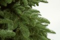 Gałązki choinki sztucznej z polietylenu PE. Choinka sztuczna Jodła Naturalna Premium 100% PE 180 cm. Choinka sztuczna jak Żywa. Zdjęcie przedstawia zbliżenie gałązek pe, które wyglądają jak naturalne. Ujęcie kolejne z galerii gałązek.