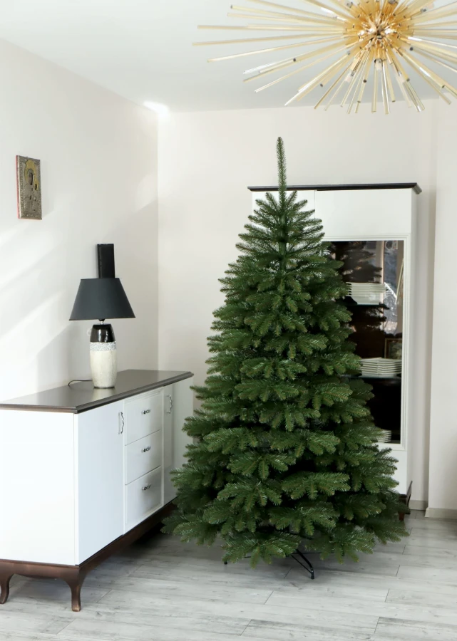 Choinka sztuczna Świerk Kaukaski 220 cm zdjęcie w salonie.