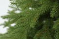 Gałązki PE choinki sztucznej. Choinka sztuczna Świerk Naturalny 100% PE 120 cm. Choinka sztuczna jak żywa.  Zdjęcie przedstawia zbliżenie gałązek pe. Zdjęcie trzecie z galerii gałązek.
