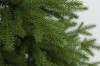 Gałązki choinki sztucznej z polietylenu PE. Choinka sztuczna Świerk Naturalny 100% PE 200 cm. Choinka sztuczna jak Żywa. Zdjęcie przedstawia zbliżenie gałązek pe, które wyglądają jak naturalne. Ujęcie piąte z galerii gałązek.