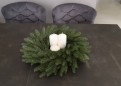 Wianek świąteczny ręcznie wykonany ze sztucznych Gałązek Świerku PE. 100% Gałązek PE. Ozdoba na stół świąteczny. Stroik świąteczny.  Zdjęcie wianka na stole. Aranżacja stroika świątecznego wraz ze świecami.