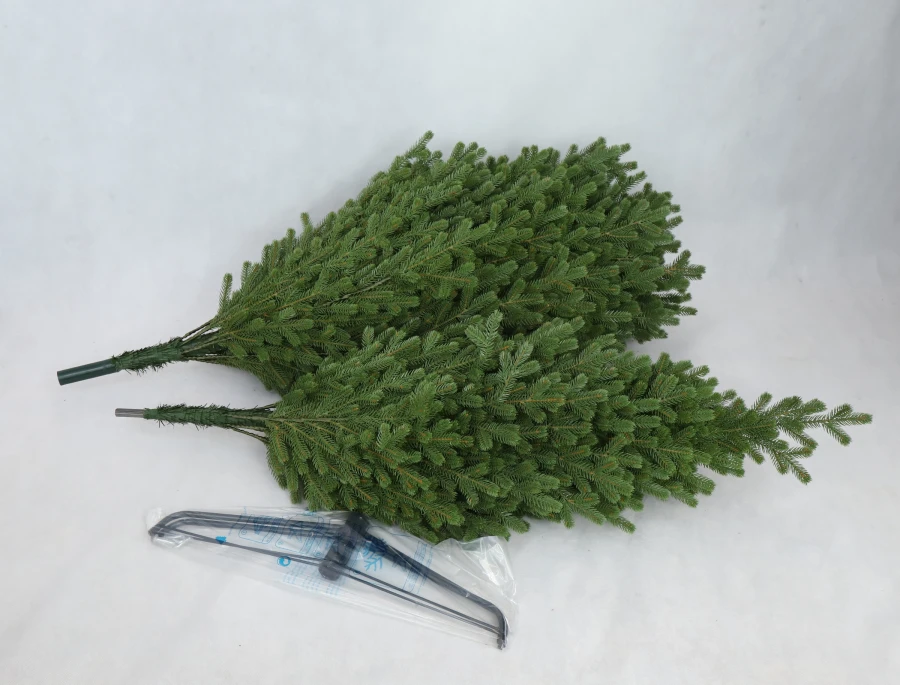 Choinka sztuczna Świerk Naturalny Premium 100% PE 220 cm. Choinka sztuczna jak Żywa. Zdjęcie choinki w trakcie rozkładania.