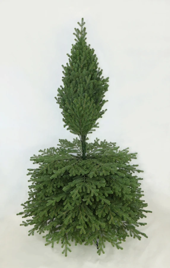 Choinka sztuczna Świerk Naturalny Premium 100% PE 220 cm. Choinka sztuczna jak Żywa. Zdjęcie choinki w trakcie rozkładania.