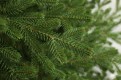 Gałązki choinki sztucznej z polietylenu PE. Choinka sztuczna Świerk Naturalny Premium 100% PE 180 cm. Choinka sztuczna jak Żywa. Zdjęcie przedstawia zbliżenie gałązek pe, które wyglądają jak naturalne. Ujęcie pierwsze z galerii gałązek.