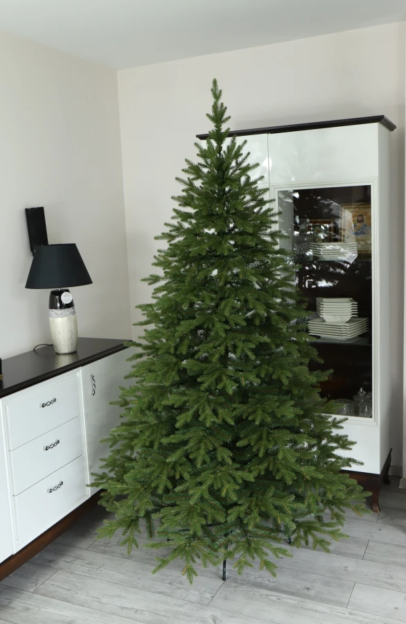 Choinka sztuczna Świerk Naturalny PE + PVC 220 cm. Choinka sztuczna jak Żywa. Zdjęcie w pokoju na tle witryny.