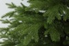 Gałązki choinki sztucznej z polietylenu PE. Choinka sztuczna Świerk Naturalny 100% PE 220 cm. Choinka sztuczna jak Żywa. Zdjęcie przedstawia zbliżenie gałązek pe, które wyglądają jak naturalne. Ujęcie pierwsze z galerii gałązek.
