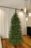 Choinka sztuczna Świerk Naturalny Szczupły 100% PE 220 cm. Sztuczne drzewko Świerk Naturalny Szczupły. Drzewko świąteczne Świerk Naturalny Szczupły. Choinka sztuczna jak Żywa. Zdjęcie choinki w całym rozmiarze na tle przestronnego okna salonowego.