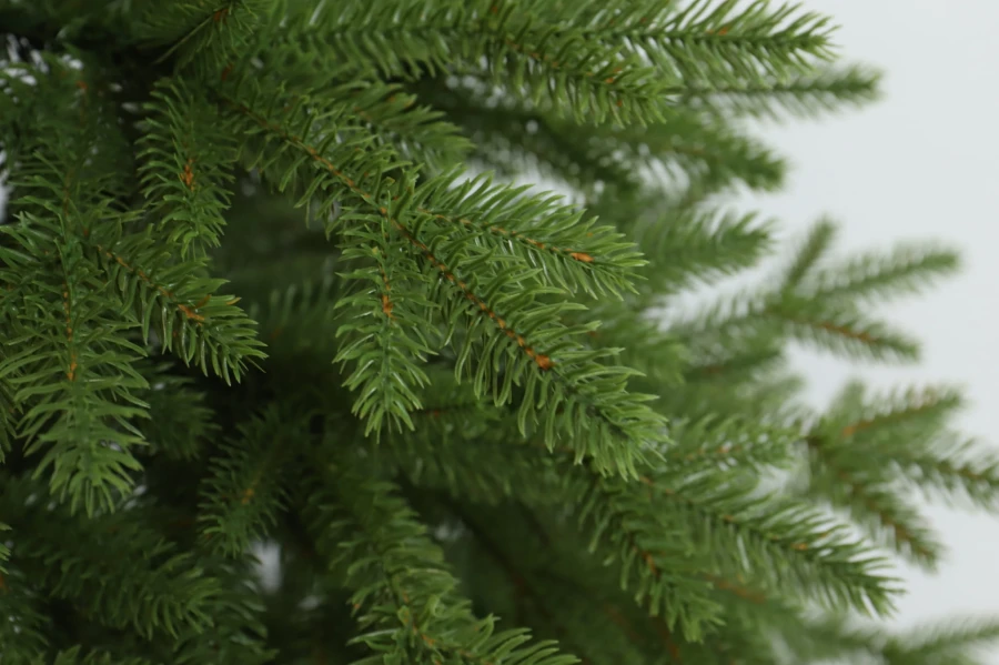 Gałązki choinki sztucznej z polietylenu PE. Choinka sztuczna Świerk Naturalny 100% PE 220 cm. Choinka sztuczna jak Żywa. Zdjęcie przedstawia zbliżenie gałązek pe, które wyglądają jak naturalne. Ujęcie piąte z galerii gałązek.