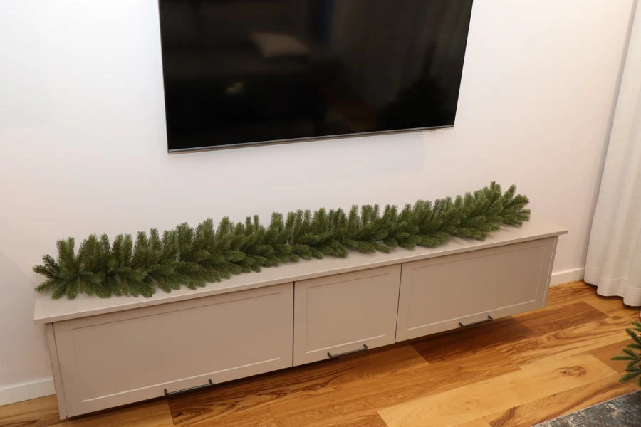 Girlanda PE 200 cm - Świerk Naturalny Modern 100% PE - zdjęcie pod telewizorem