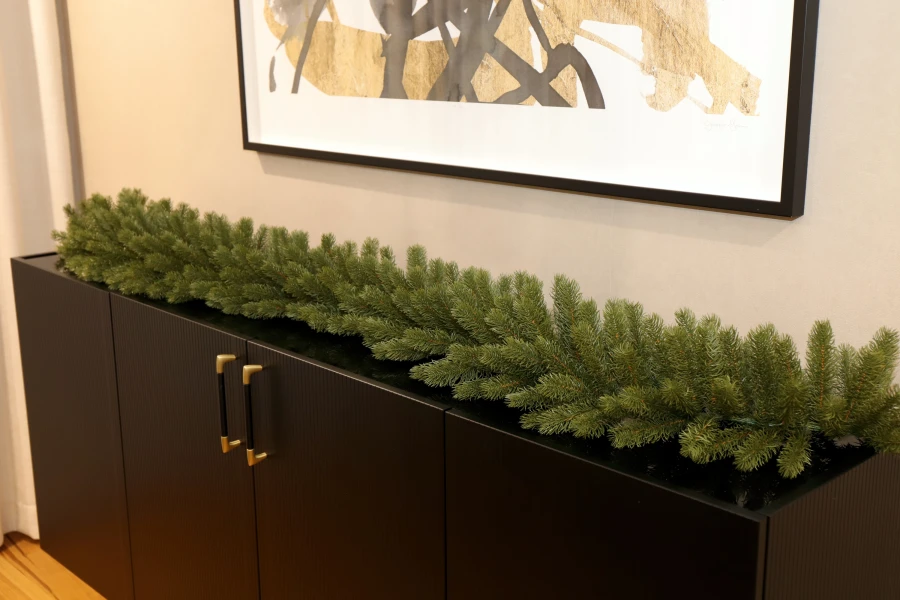 Girlanda PE 200 cm - Świerk Naturalny Modern 100% PE - zdjęcie na komodzie