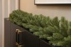 Girlanda PE 200 cm - Świerk Naturalny Modern 100% PE - zdjęcie w przybliżeniu na komodzie