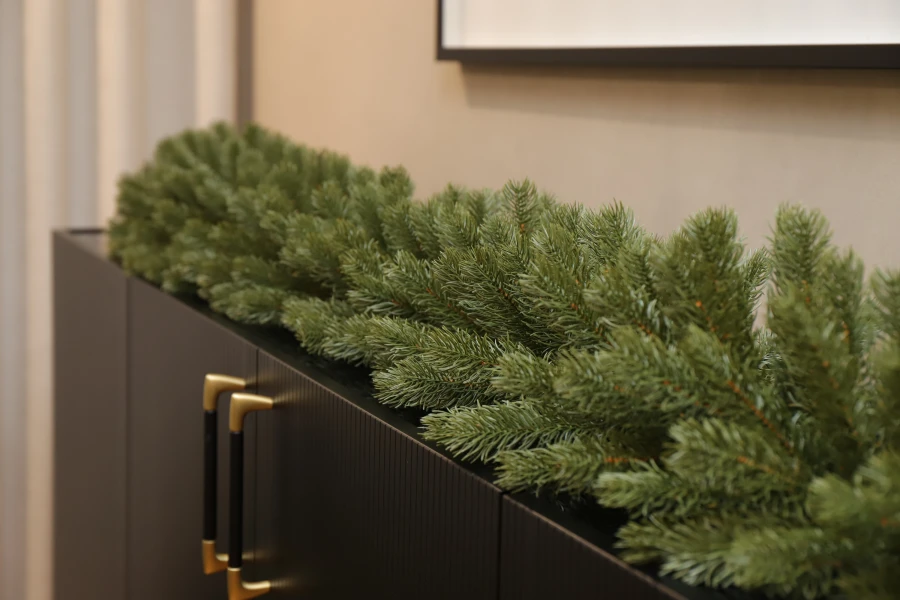 Girlanda PE 200 cm - Świerk Naturalny Modern 100% PE - zdjęcie w przybliżeniu na komodzie